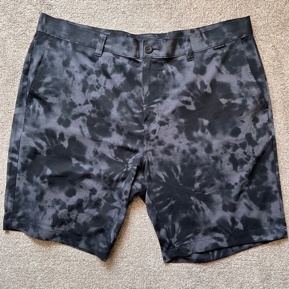 Mens Travis Mathew 9” Golf Shorts “Cosmic” Print Size 38 - Picture 1 of 7